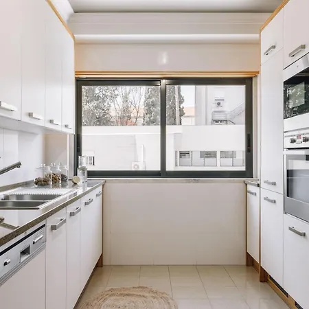 Male - 3 Bedrooms In Arroios Lisbona