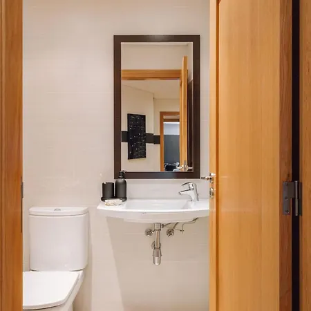 Male - 3 Bedrooms In Arroios *